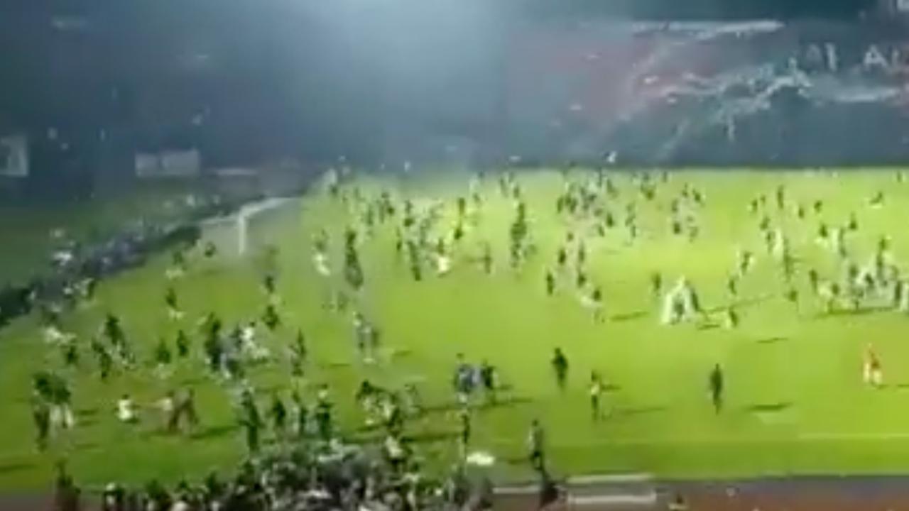 The shocking moment hundreds of fans invaded a pitch. Picture: @Liga1Match2022