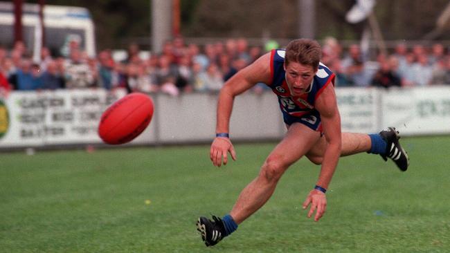 Paul Simpson with eyes only for the footy in the 1997 grand final.