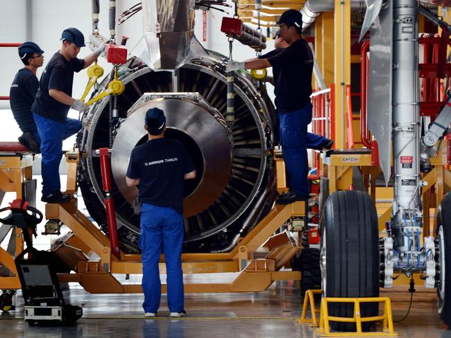 Airbus employees install an engine on an A320 plane under construction at the final assembly line of Airbus factory in the northern port city of Tianjin, China, 13/06/2012. Tony Tyler who is the head of airline industry group IATA urged the European Union to postpone its controversial carbon tax scheme, amid warnings it could spark a trade war that would penalise Europe. China's aviation watchdog forbade Chinese airlines from participating in the so-called Emissions Trading Scheme (ETS).