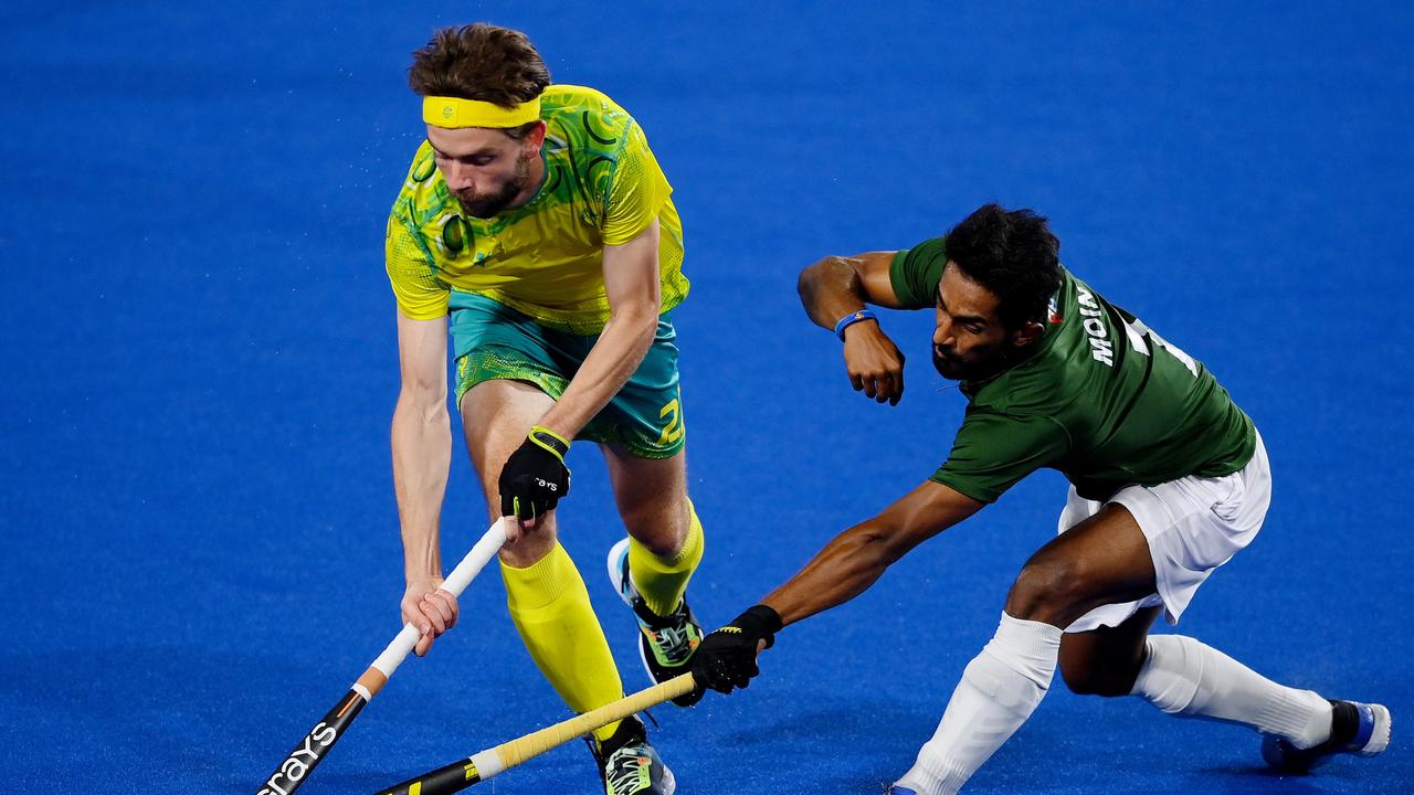 Flynn Ogilvie of Team Australia competes with Moin Shakeel of Team Pakistan.