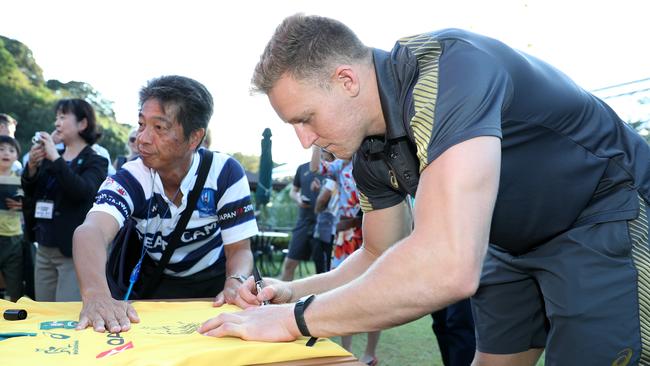 Hodge signs autographs during a visit to Kakegawa.