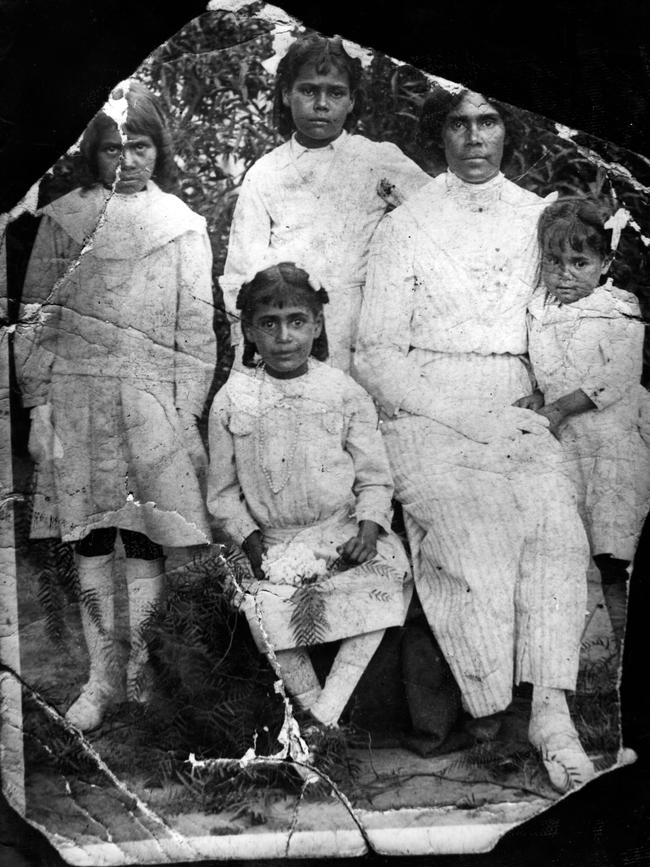 Teresa Clements and her four daughters (May, Margaret, Geraldine from L-R at back and Evelyn in the front.