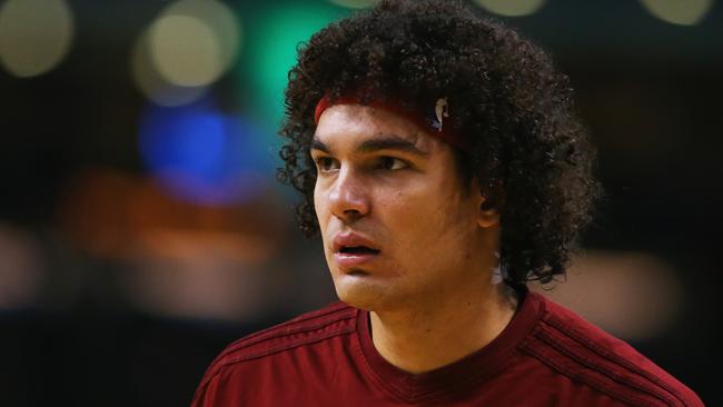 Anderson Varejao accepts championship ring offered by Warriors