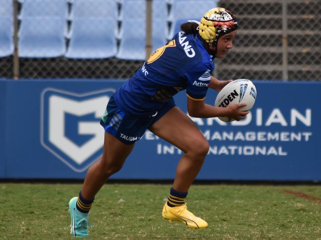 Waiaria Ellis takes a run out of dummy half. Picture: Sean Teuma