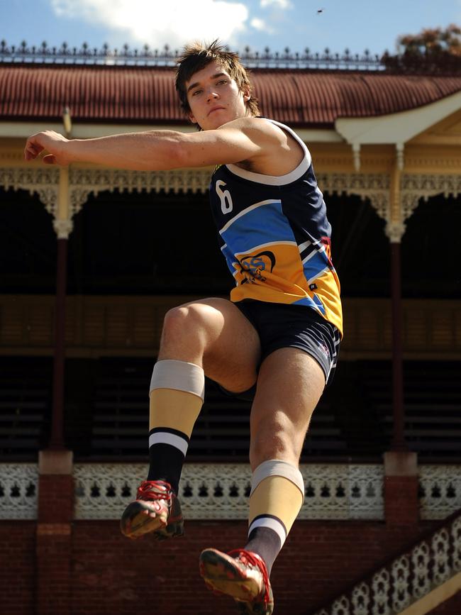 Martin demonstrates his kicking style at the Bendigo Pioneers shortly before being drafted to Richmond in the AFL.