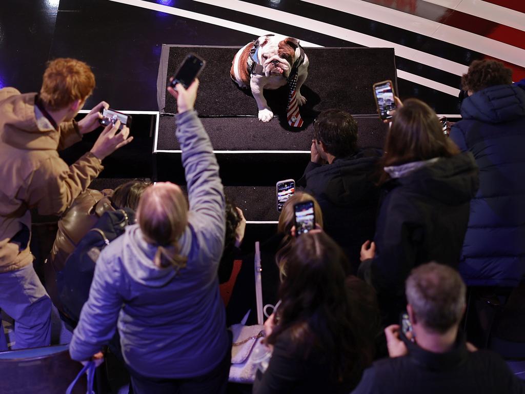 Journalists photograph 