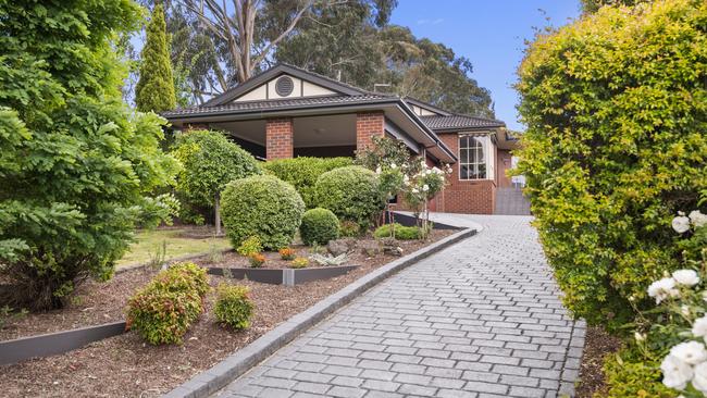 1 Camelot Court, Mooroolbark was disclosed to registered bidders at $1.1m, and ultimately sold for $1.28m.