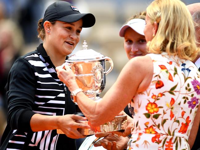 Chris Evert hands the French Open trophy to Ash Barty.