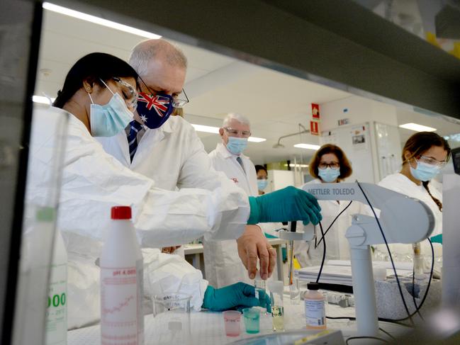 MELBOURNE, AUSTRALIA - NewsWire Photos MARCH 26, 2021: Prime Minister Scott Morrison meets CSL staff working on the COVID vaccine while he tours the company's facility in Melbourne. Picture: NCA NewsWire / Andrew Henshaw - POOL via NCA NewsWire