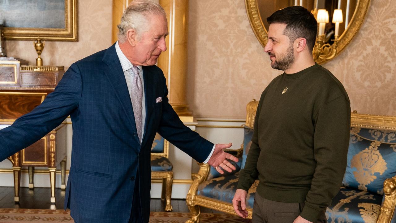 King Charles III shakes hands with Ukraine's President Volodymyr Zelensky at Buckingham Palace (Photo by Aaron Chown / POOL / AFP)