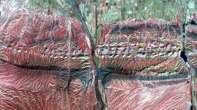 This image is deceiving. Those fields up the top aren’t actually green yet, but the mountains in pink below are completely green.