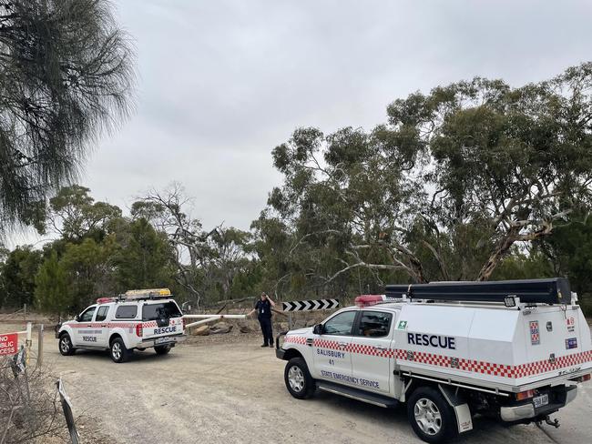 SES crews arriving for the search underway in Williamstown. Picture Jason Katsaras