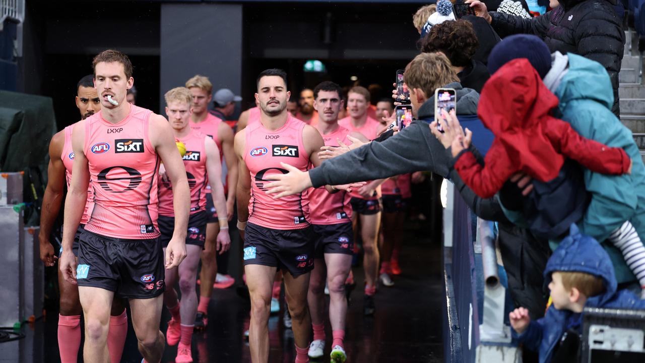 The Suns take to the field in their away strip. (Photo by Robert Cianflone/Getty Images)