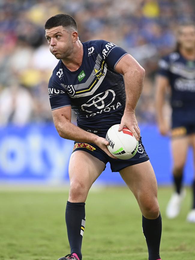 Chad Townsend passes against the Warriors in Round Three. (Photo by Ian Hitchcock/Getty Images)