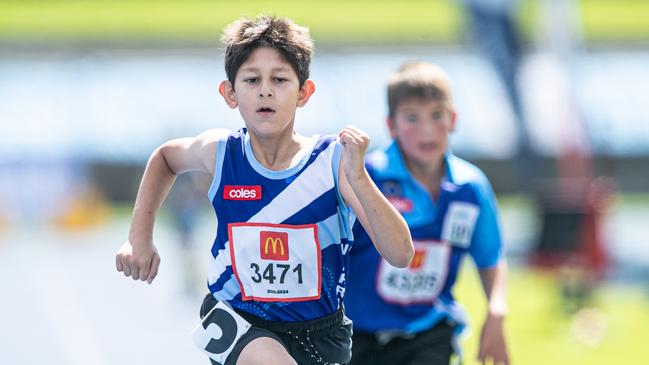 Boys Under 9-10 800m multi class competitor Noah Xiberras.