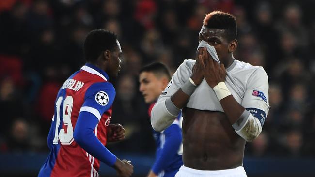 Manchester United's French midfielder Paul Pogba (R).