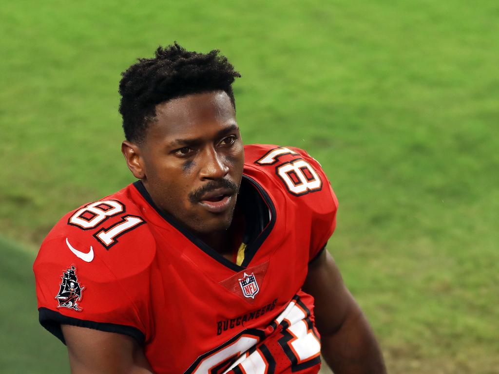 Bucs WR Antonio Brown accused of obtaining fake vaccination card