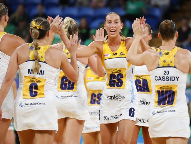 Cara Koenen pumps up her of Lighting team. Picture: James Worsfold/Getty Images