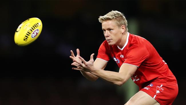 Isaac Heeney of the Swans warms up prior to the Round 4 AFL match between Sydney Swans and Western Bulldogs at the SCG in Sydney, Thursday June 25, 2020. (AAP Image/Brendon Thorne) NO ARCHIVING, EDITORIAL USE ONLY