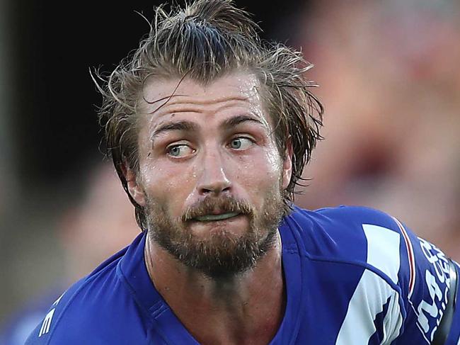 AUCKLAND, NEW ZEALAND - MARCH 16: Kieran Foran of the Bulldogs passes during the round 1 NRL match between the New Zealand Warriors and the Canterbury Bulldogs at Mt Smart Stadium on March 16, 2019 in Auckland, New Zealand. (Photo by Phil Walter/2019 Getty Images)