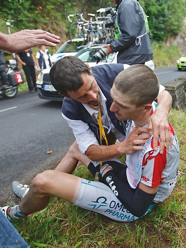 <p>Omega Pharma-Lotto's yellow jersey hope Jurgen van den Broeck withdrew from the race after fracturing his collarbone in yet another Tour de France crash</p>