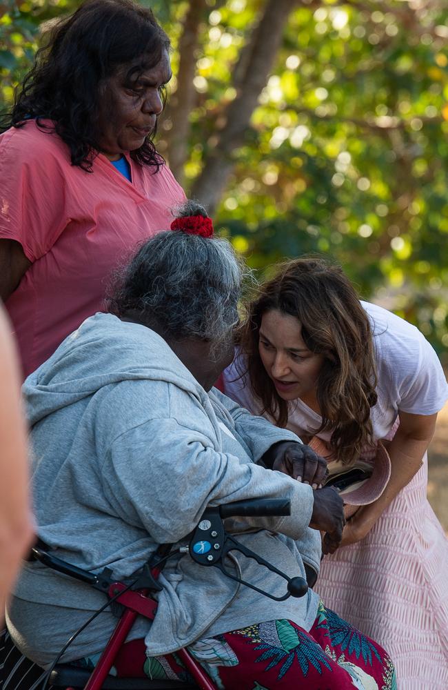 Ngeygo Ragurrk's older sister Mary Malbiynga talks to counsel assisting the coroner Peggy Dwyer during a ceremony at Mindil Beach, where on December 23 2019 the 40-year-old was killed by her partner Garsek Nawirridj. Picture: Pema Tamang Pakhrin