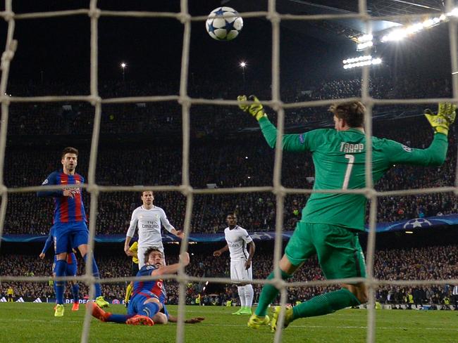 Barcelona's midfielder Sergi Roberto (2L) scores.