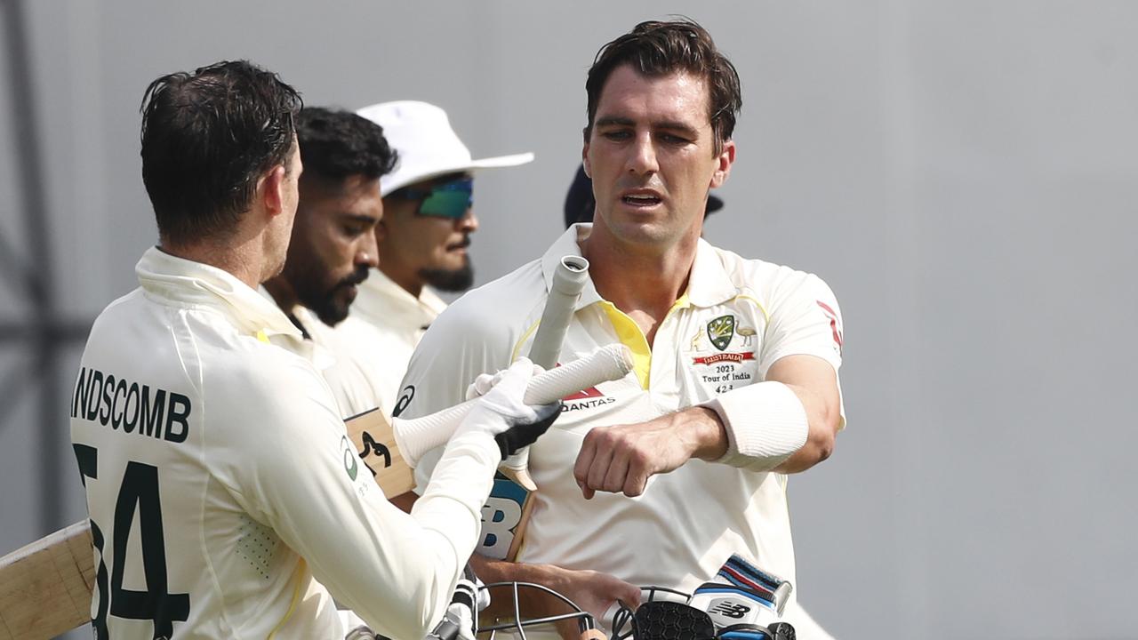 Pat Cummins and Peter Handscomb. Photo by Pankaj Nangia/Getty Images.