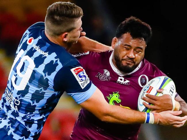 Reds' Taniela Tupou (R) is tackled by Bulls' Ryno Pieterse (L) during the Super Rugby match between Australia's Queensland Reds and South Africa's Bulls in Suncorp Stadium, Brisbane on March 14, 2020. (Photo by Patrick HAMILTON / AFP) / -- IMAGE RESTRICTED TO EDITORIAL USE - STRICTLY NO COMMERCIAL USE --