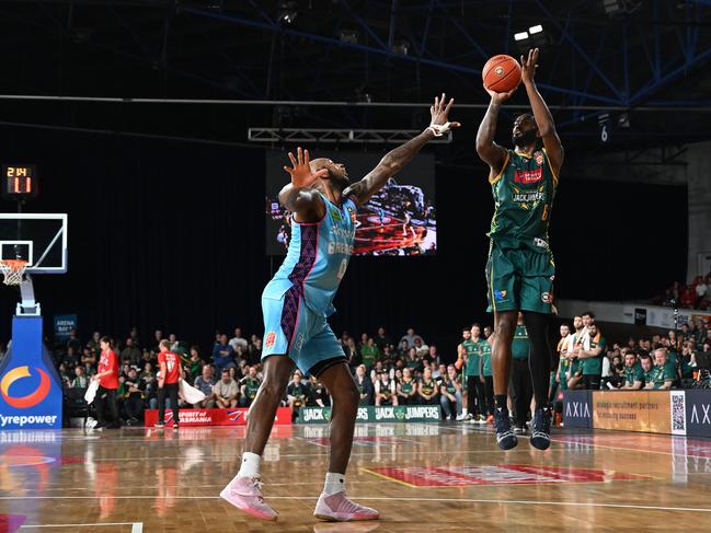 LAUNCESTON, AUSTRALIA - NOVEMBER 18: Rashard Kelly of the Jackjumpers shoots during the round 7 NBL match between Tasmania Jackjumpers and New Zealand Breakers at Silverdome, on November 18, 2022, in Launceston, Australia. (Photo by Steve Bell/Getty Images)