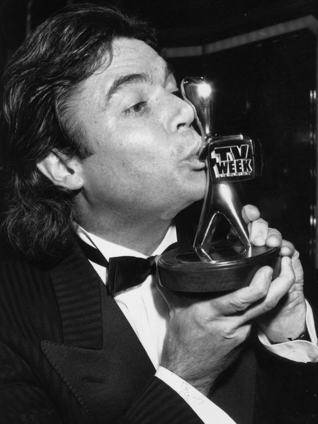 Daryl Somers kisses his Gold Logie in 1989.