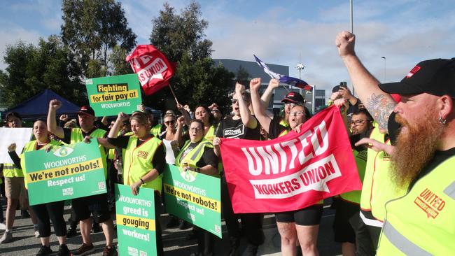 Woolworths workers on a picket line at the Dandenong South distribution centre. Picture: David Crosling