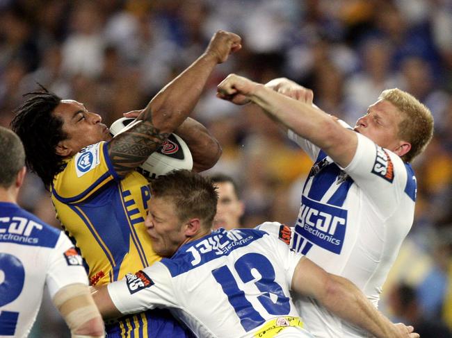 Fuifui Moimoi and Hannant do battle in the 2009 preliminary final.