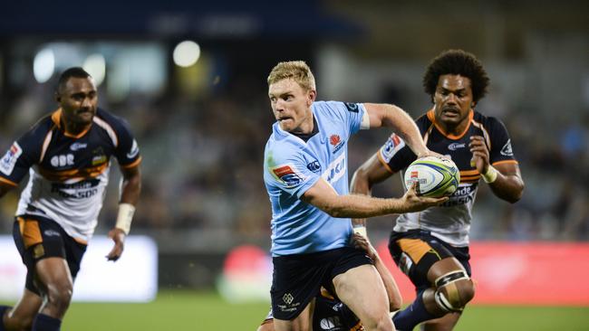 Bryce Hegarty of the Waratahs passes the ball.