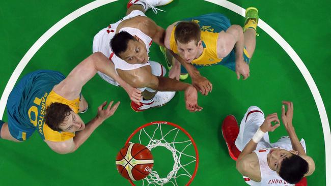 An overview shows (Clockwise from L) Australia's forward Cameron Bairstow, China's forward Yi Jianlian, Australia's power forward Brock Motum and China's centre Zhou Qi eye a rebound during a Men's round Group A basketball match between China and Australia at the Carioca Arena 1 in Rio de Janeiro on August 12, 2016 during the Rio 2016 Olympic Games. / AFP PHOTO / POOL / Jim YOUNG