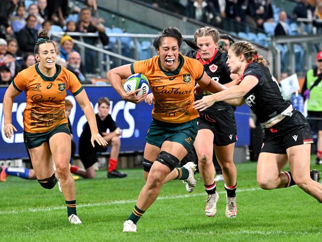 Australia's Siokapesi Palu (C) runs with a ball for a try. Picture: AFP