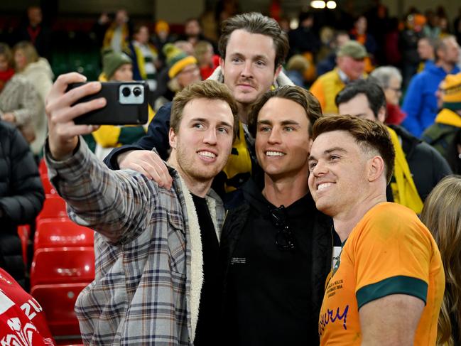 Andrew Kellaway poses with fans in Cardiff. Picture: Dan Mullan/Getty Images.