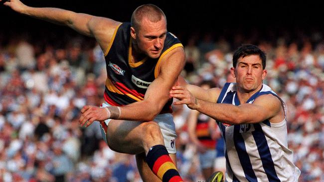 Matthew Robran kicks the ball forward during the 1998 AFL Grand Final. Picture: Joe Sabljak