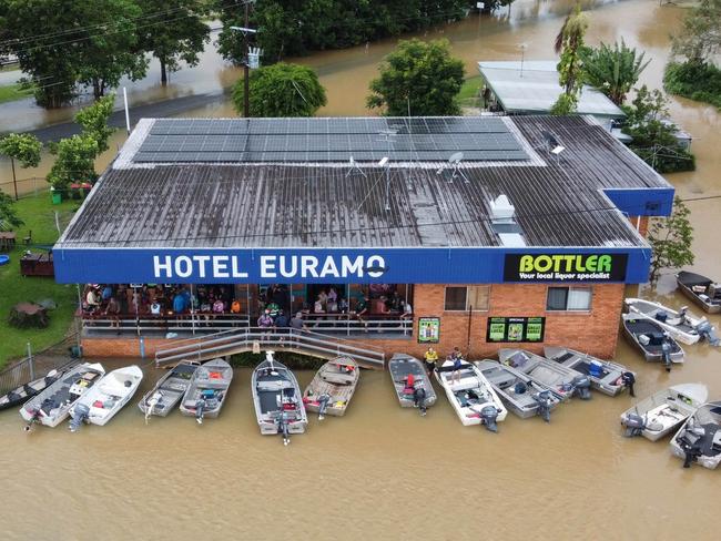 Euramo residents took their boats to the Euramo Yacht Club (Hotel Euramo) for a cold beer while their town was inundated.