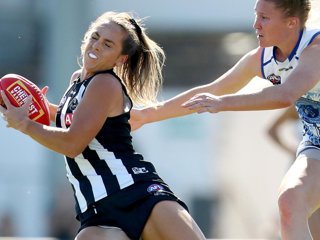 Sheridan runs with the ball under defensive pressure from North Melbourne’s Tahlia Randall during the Magpies’ qualifying final win. Picture: GETTY IMAGES