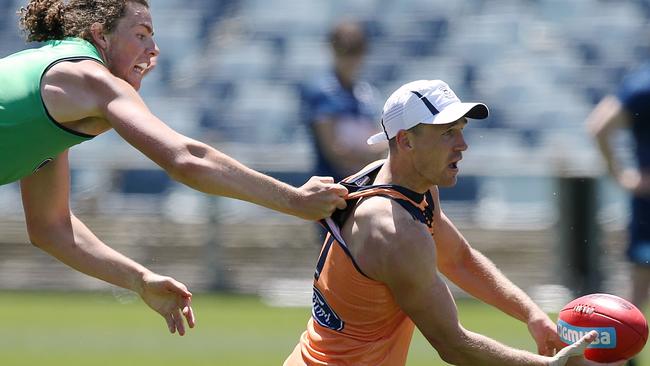 Players won’t get a free kick for high contact if they drop their knees. Picture: Wayne Ludbey