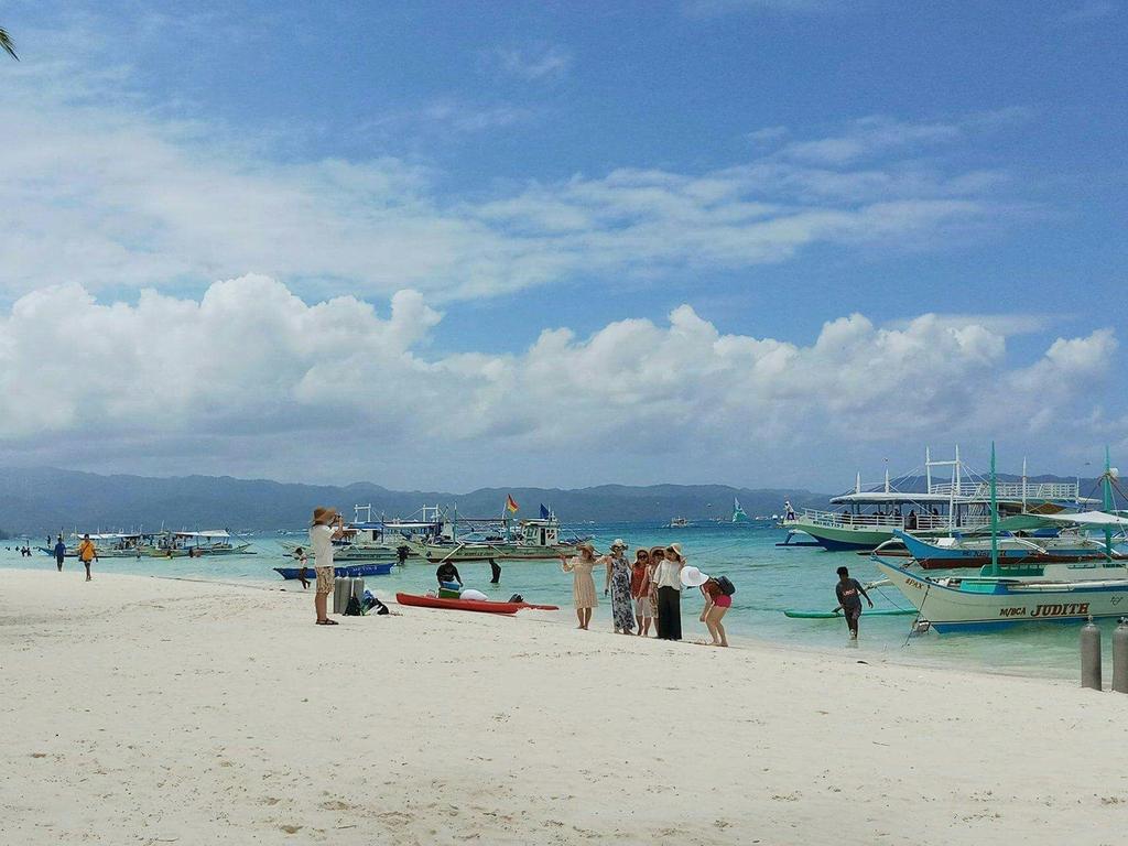 Holiday Chaos In Boracay: Island Closed Due To Sewerage Problem ...