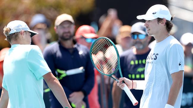 Alex de Minaur speaks with Cruz Hewitt during a training session (Photo by Kelly Defina/Getty Images)