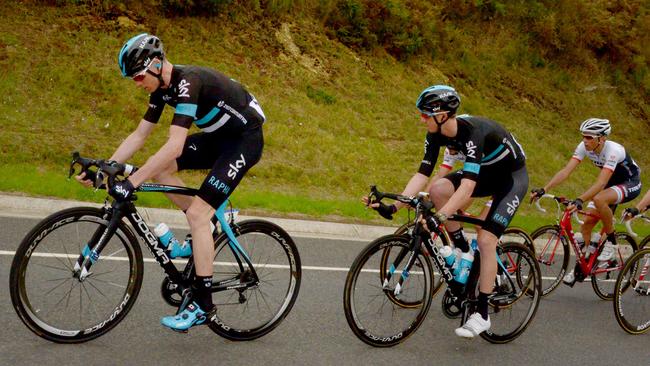 Britain's Chris Froome (L) of Team Sky leads the field up a small climb on stage one of the 2016 Herald Sun Tour cycling race, Healesville to Healesville, in Victoria on February 4, 2016. AFP PHOTO / MAL FAIRCLOUGH -- IMAGE STRICTLY RESTRICTED TO EDITORIAL USE - STRICTLY NO COMMERCIAL USE --