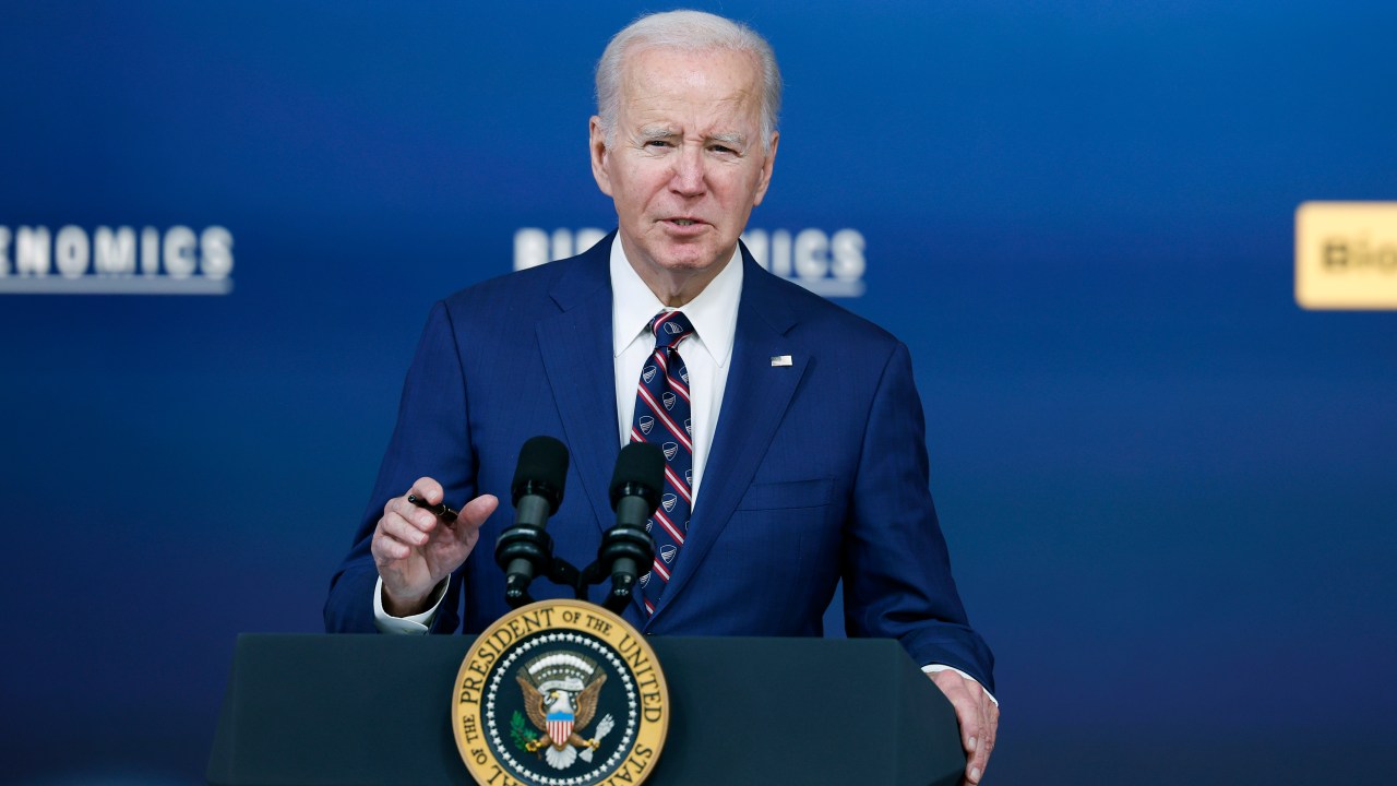 조 바이든 대통령은 백악관이 이란이 이라크와 시리아의 미군 기지에 대한 공격을 ‘적극적으로 촉진’하고 있다고 확인한 후 기자회견을 중단했습니다.