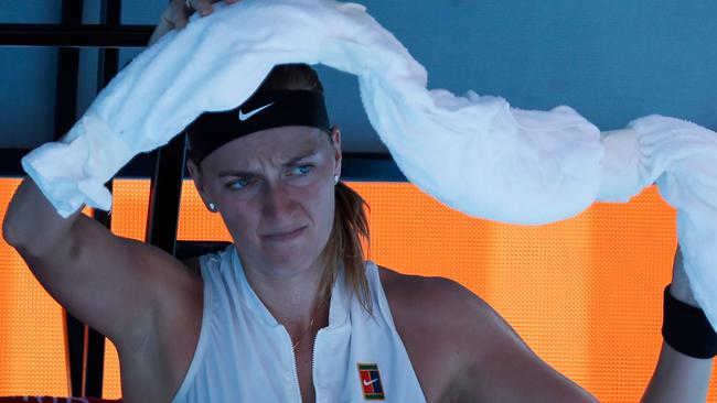 Czech Republic's Petra Kvitova uses an ice towel during a break in her women's singles semi-final match against Danielle Collins of the US on day 11 of the Australian Open tennis tournament in Melbourne on January 24, 2019. (Photo by DAVID GRAY / AFP) / -- IMAGE RESTRICTED TO EDITORIAL USE - STRICTLY NO COMMERCIAL USE --