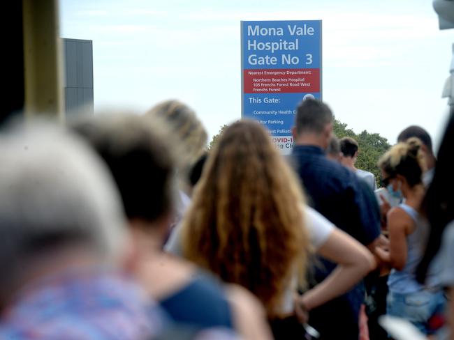 SYDNEY, AUSTRALIA - NewsWire Photos DECEMBER 17, 2020. Northern Beaches local residents line up at Mona Vale hospital for a COVID-19 test . Picture: NCA NewsWire / Jeremy Piper