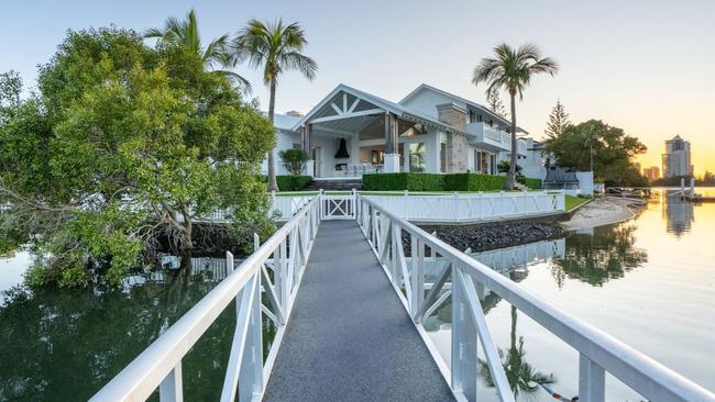 The home has a small beach at low tide, where you can watch fish swim along the Gold Coast waters.