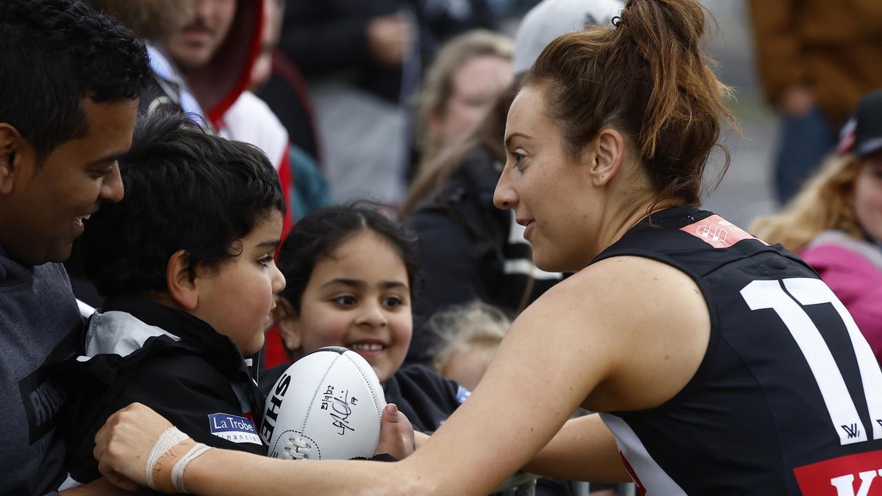 Stephanie Chiocci acknowledges the fans after their round five win at AIA Centre. Picture: Darrian Traynor/Getty Images