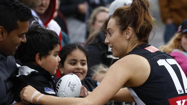 Stephanie Chiocci acknowledges the fans after their round five win at AIA Centre. Picture: Darrian Traynor/Getty Images